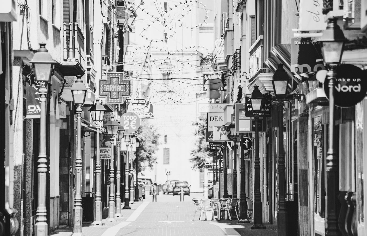 Viale pedonale con negozi e insegne d'esercizio