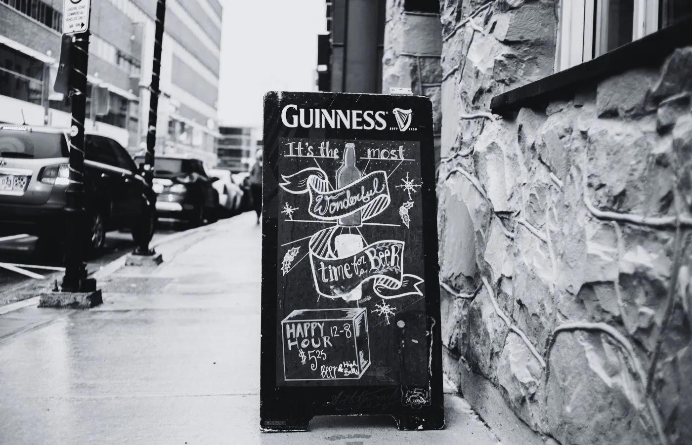 Tassa sulle insegne pubblicitarie: esempio di insegna fuori da un pub con scritta "guinness"