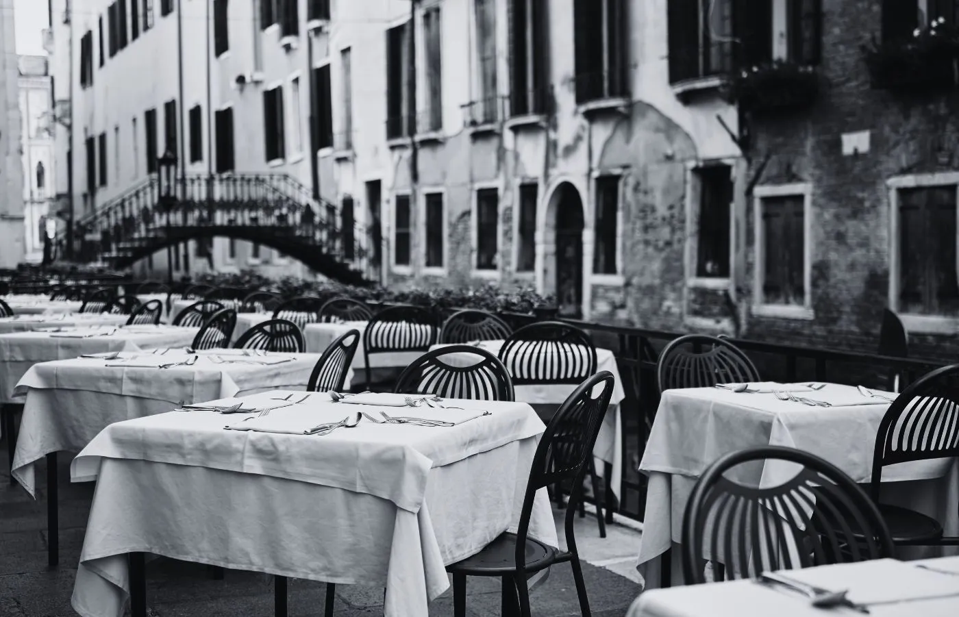 Occupazione suolo pubblico: tavolini ristorante all'aperto su strada pedonale di passaggio