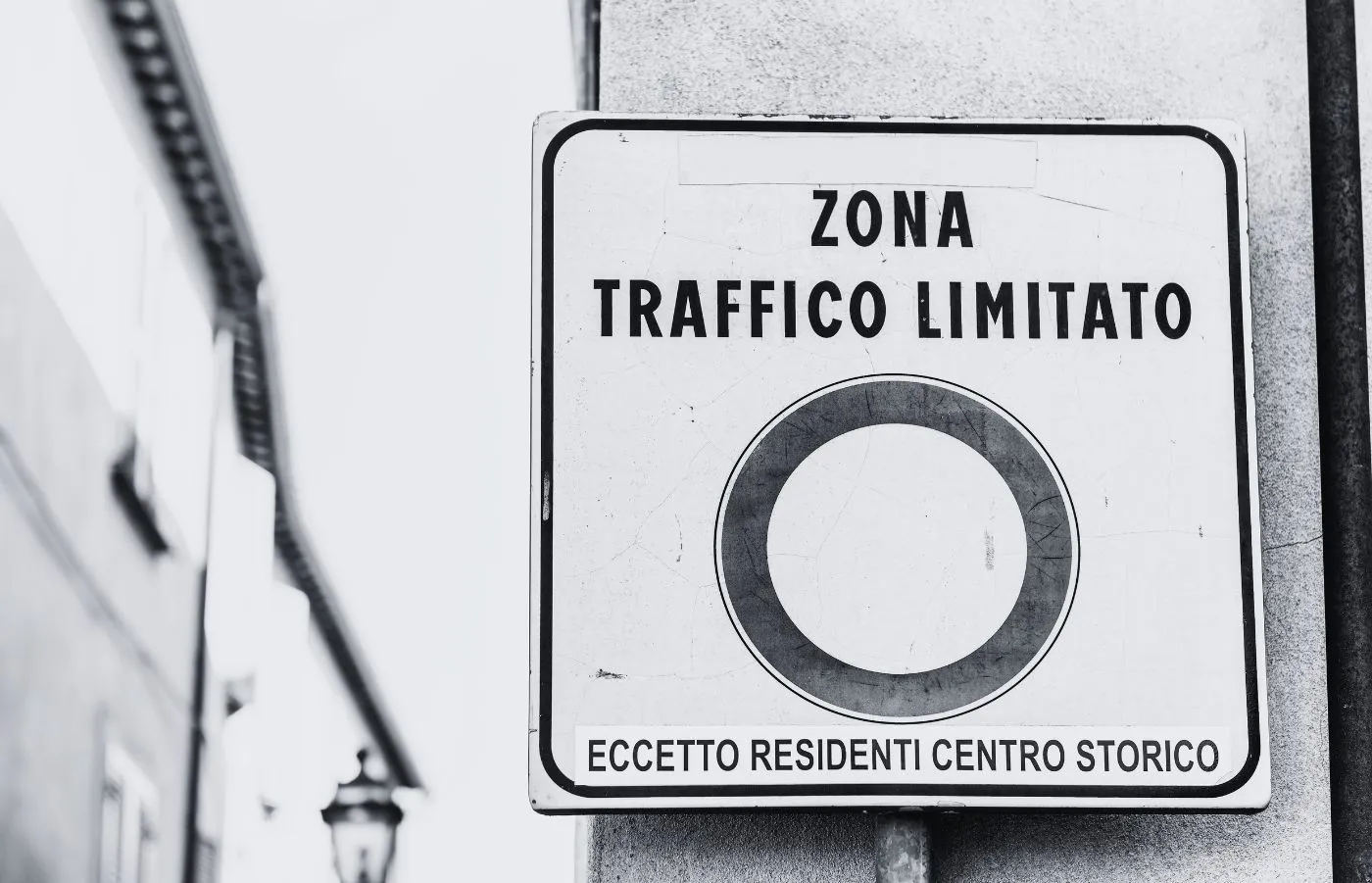 Occupazione suolo pubblico: cartello di inizio zona a traffico limitato in centro storico