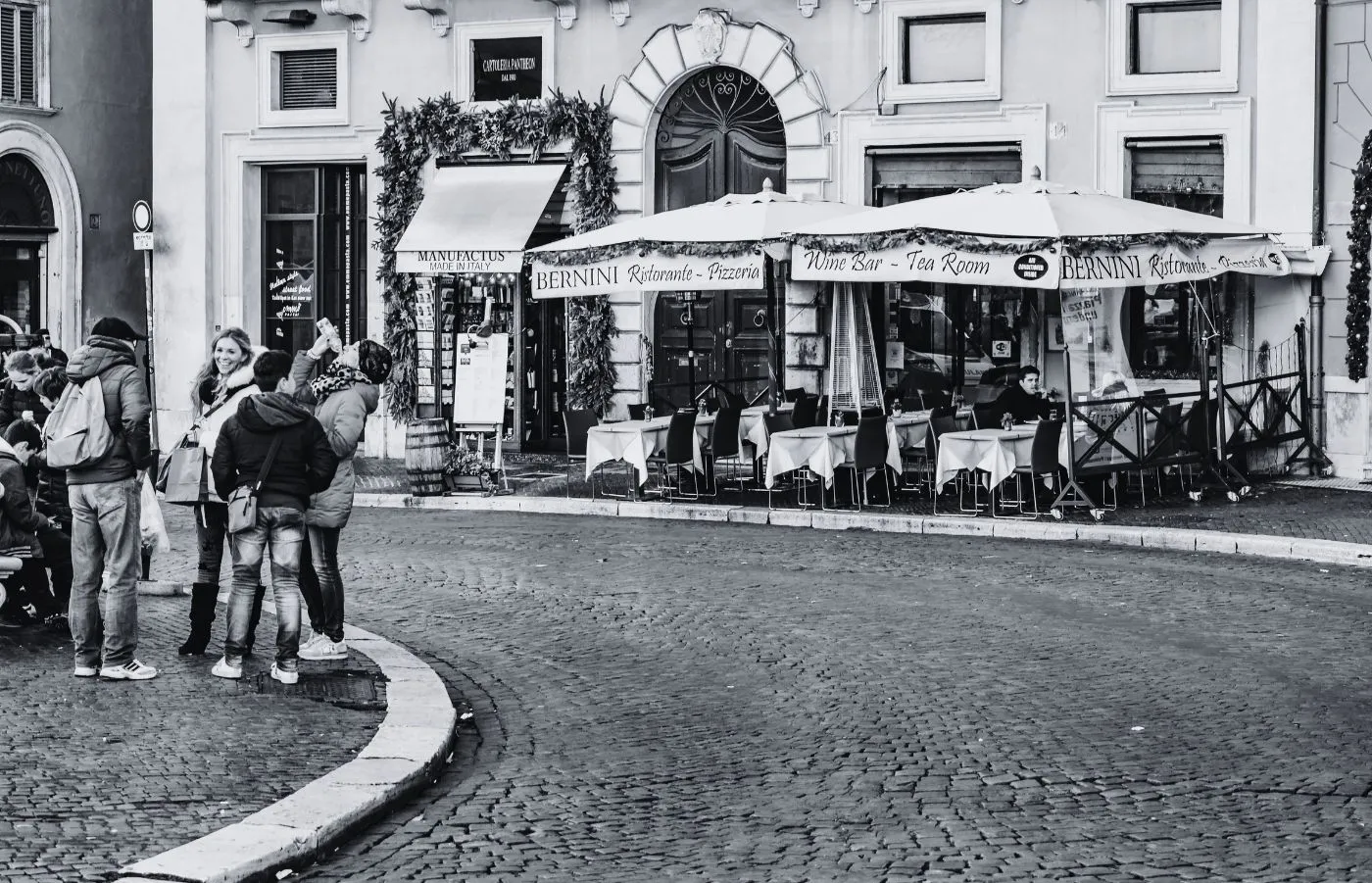 Ristorante con ombrelloni, sedie e tavolini su suolo pubblico