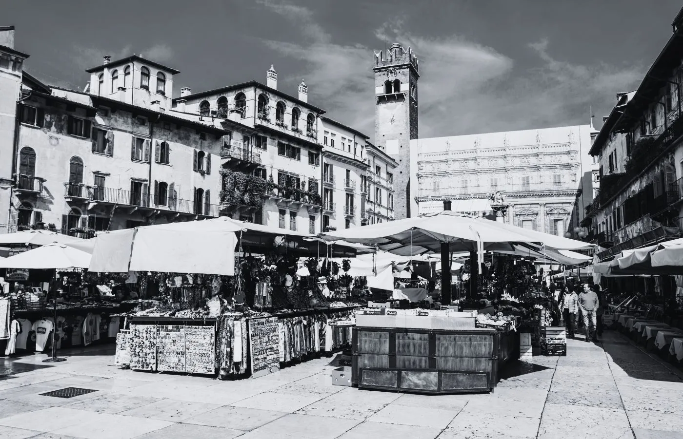 Mercato all'aperto in piazza con bancarelle e tendoni